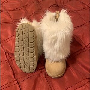 Cream Winter Boots with Faux Fur and Rugged Sole